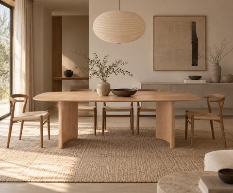 Massief houten eettafel met brede houten tafelpoten in een warm Scandinavisch interieur