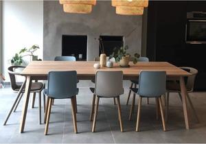 Massief houten eettafel met stoelen en hanglampen in een modern interieur
