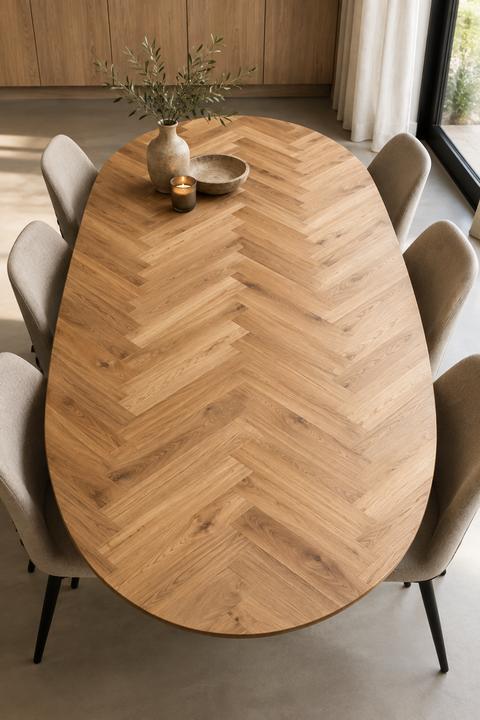Ovaal massief eiken tafelblad met visgraatpatroon en zes beige eetkamerstoelen