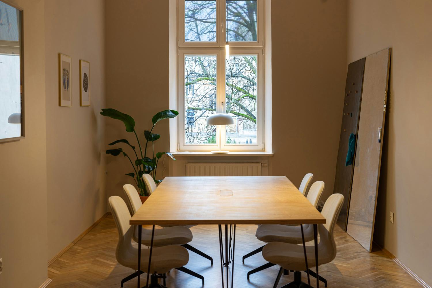 {"nl-NL":"Massief houten eettafel met zwart onderstel en zes stoelen in een licht Scandinavisch interieur"}