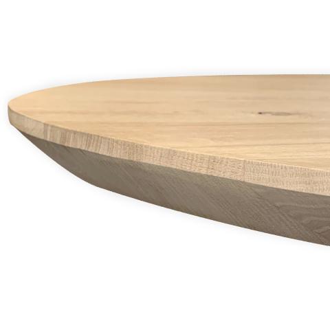 Detail van een massief eiken paneel op maat met afgeronde rand en natuurlijke houtnerf