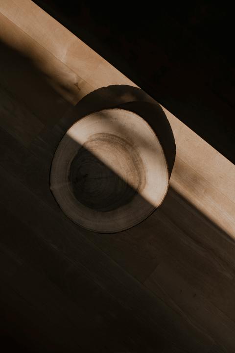 Ronde doorsnede van een houten jaarring op een massief vingerlas houten blad