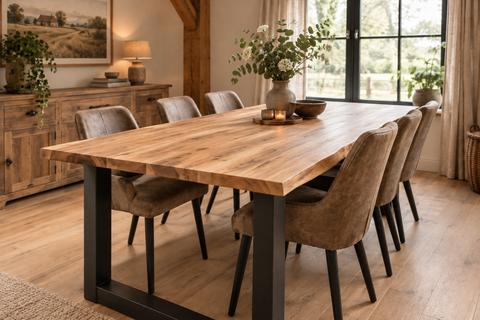 Massief acacia tafelblad met zwart metalen onderstel en zes stoelen in een warme eetkamer
