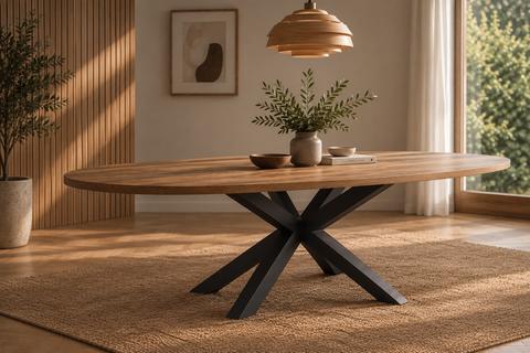 Ovale massief houten eettafel met zwart metalen onderstel in een Scandinavisch interieur