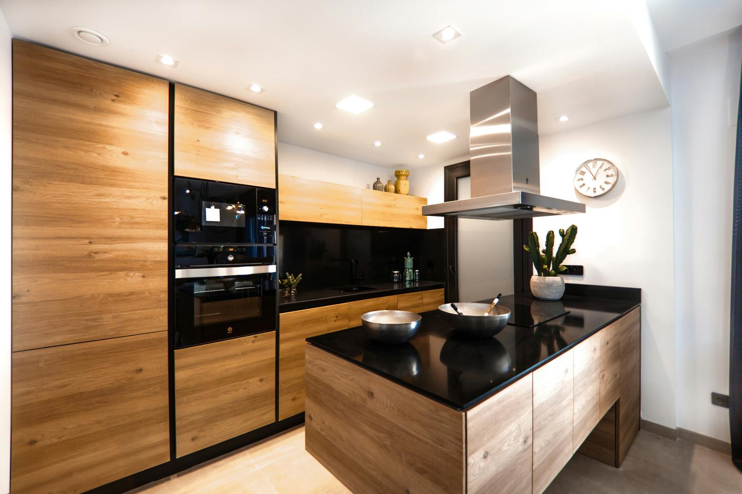 Moderne keuken met massief eiken panelen, zwarte inbouwapparatuur en kookeiland