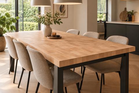Massief beuken tafelblad met zwart metalen onderstel in een moderne eetkamer