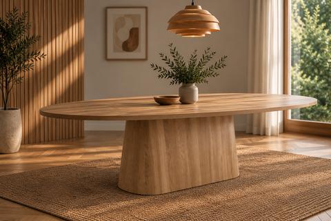Ovale massief houten eettafel met houten onderstel in een Scandinavisch interieur