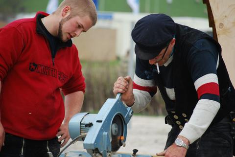Doe - het -zelver zagen massief hout op maat met een elektrische afkortzaag