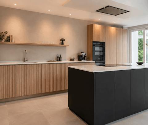 Moderne keuken met houten keukendeurtjes en een zwart kookeiland