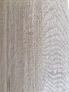 Close-up van lichtgrijs massief houten paneel dat geborsteld is